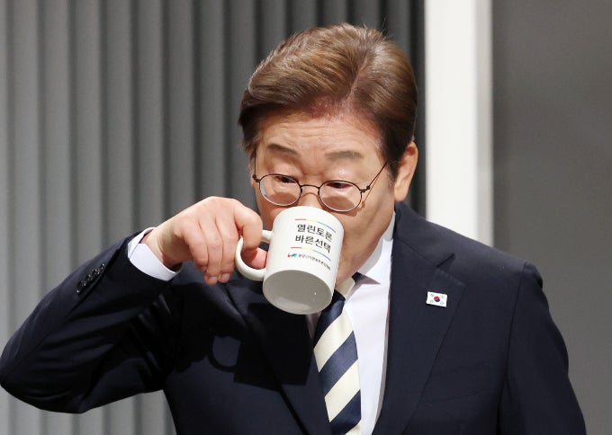 이재명 "제 입장 아냐"… 민주당 '<b>비법조인 대법관 논란</b>' 거리두기