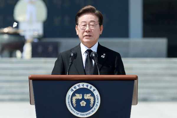 이 대통령, <b>현충일 추념식 참석</b>… "국가 유공자·유가족 지원 강화"