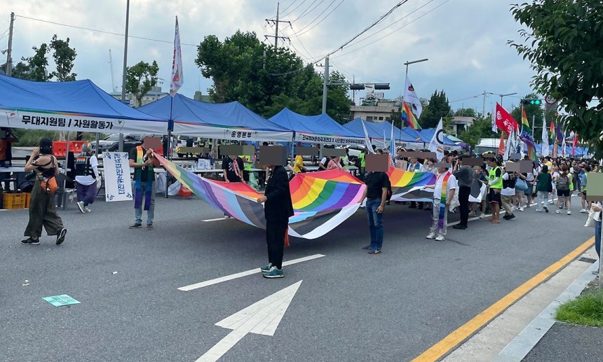 대전 소제동 전통나래관 앞에서 '사랑이쥬(사랑 is you), 우리 여기 있어'를 슬로건으로 진행된 '제1회 대전퀴어문화축제' 참가자들이 거리 행진을 하고 있다./사진=뉴스1