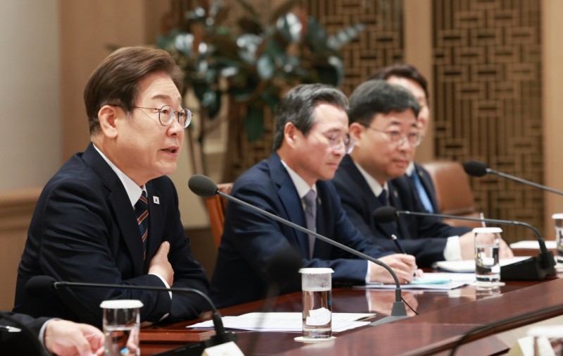 이재명 <b>대통령</b> "라면 한 개 2000원 진짜냐… 책임감 갖길"