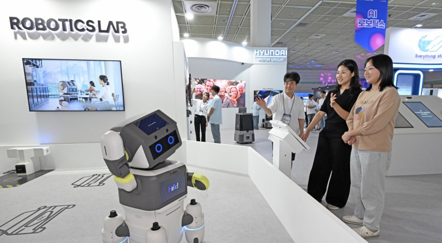 Hyundai Motor Group participated in the AI Expo 'MARS 2025,' showcasing various advanced technologies using AI. The photo shows the service guide robot 'DAL-e' with 'on-device VLM technology,' assessing a customer's outfit and offering personalized greetings.