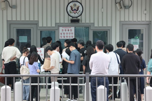 <b>미국</b>, <b>유학생 비자</b> 발급 재개… "<b>SNS</b> 계정 <b>검열</b> 시행"
