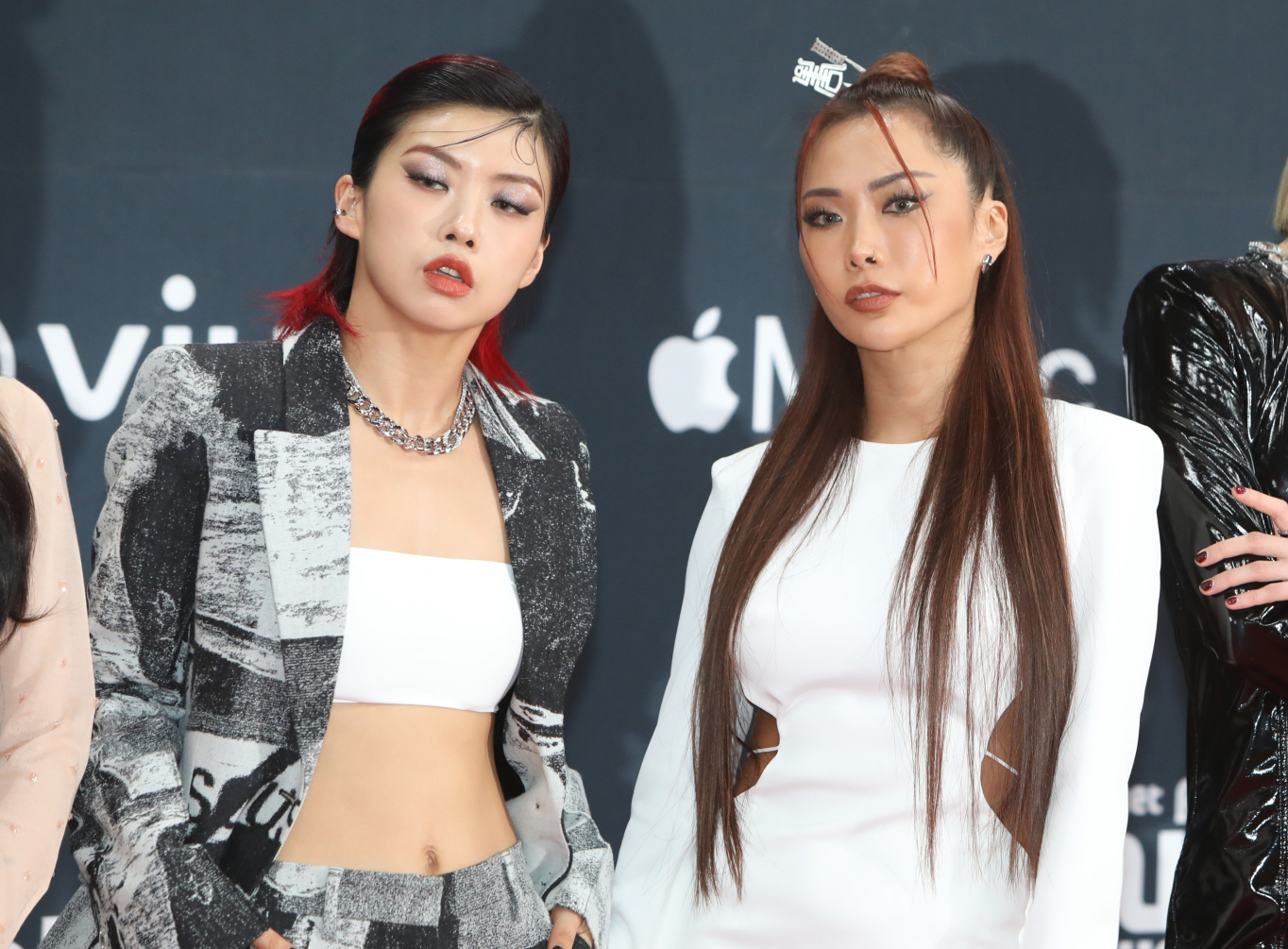 "이런 XXX"… <b>아이키</b>·<b>허니제이</b>, <b>욕설</b>·성희롱 <b>논란</b> "진심 사과"