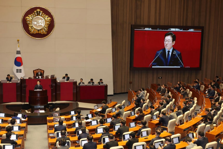 이재명 정부 첫 추가경정예산(추경) 시정연설을 위한 국회 본회의가 26일 개최된다. 사진은 지난 2월10일 이재명 더불어민주당 대표가 서울 여의도 국회에서 열린 본회의에서 교섭단체 대표연설을 하고 있는 모습. /사진