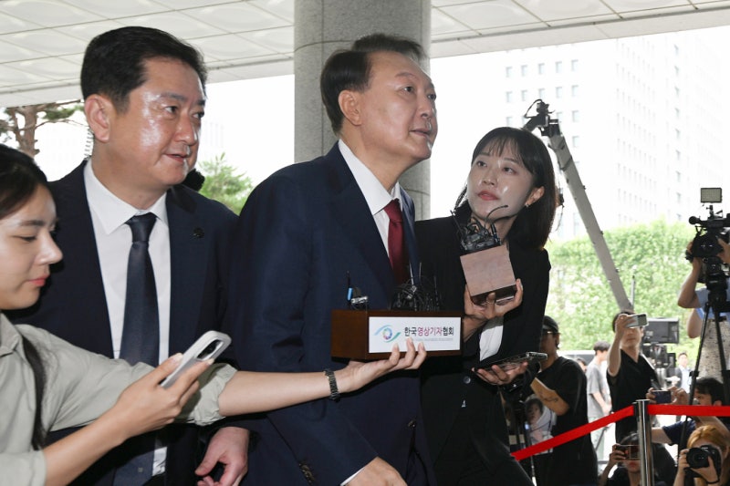 내란특검, <b>윤석열</b> 대면조사 시작… <b>체포 저지</b>·비화폰 삭제 <b>혐의</b> 조사