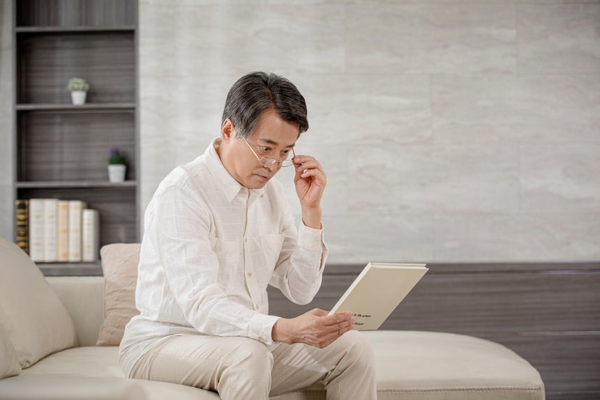 노안 증상과 치료법이 주목된다. 사진은 기사 내용과는 무관함. /사진=클립아트코리아
