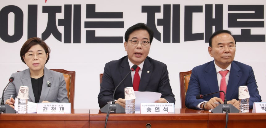 송언석 국민의힘 비상대책위원장이 이재명 대통령의 강선우 여성가족부 장관 후보자 임명 강행 선언은 국민 상식과 맞서 싸우겠다것으로 읽힌다고 밝혔다. 송언석 국민의힘 비상대책위원장 겸 원내대표(가운데)가 21일 서울