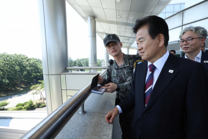 취임식 앞두고 판문점 방문… <b>정동영</b> "<b>남북 연락채널 복원</b> 시급"