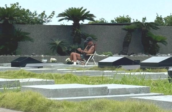 클론 구준엽이 지난 2월 세상을 떠난 아내 서희원의 묘를 매일 찾는다는 목격담이 전해졌다. 사진은 구준엽이 세상을 떠난 아내 서희원의 묘를 지키는 모습. /사진=스레드 캡처