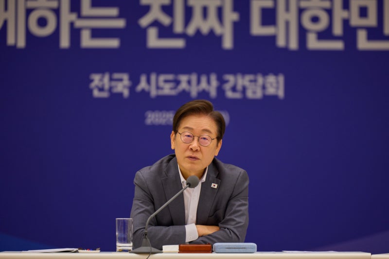 이 대통령 "<b>민주당 새 지도부</b>, 원팀·일치단결해야 가장 강해"