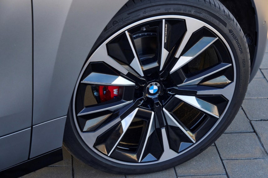 한국타이어가 BMW 플래그십 전기 SUV 'iX'에 전기차 전용 퍼포먼스 타이어 '아이온 에보 SUV'', 사계절용 타이어 '아이온 에보 AS SUV'를 신차용 타이어로 공급한다. /사진=한국타이어