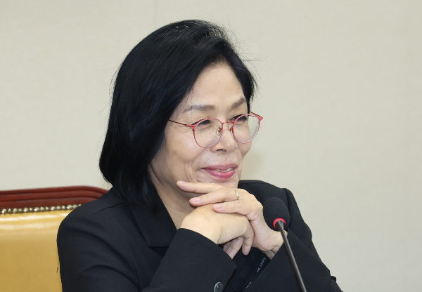 최민희 더불어민주당 의원은 윤석열 전 대통령 부인 김건희 여사가 국민 귀를 어지럽히고 있다고 비판했다. 사진은 국회 과학기술정보통신위원회 위원장인 최 의원의 모습. /사진=뉴시스