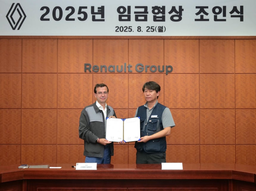 르노코리아가 '2025 임금협상 조인식'을 진행했다. 사진은 지난 25일 부산공장에서 열린 2025년 임금협상 조인식에 참석한 스테판 드블레즈(왼쪽) 르노코리아 사장과 박종규 노동조합 위원장. /사진=르노코리아