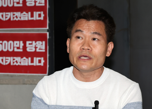 한국사 강사 출신 전한길씨가 자신과 손을 맞잡는 사람이 다음 대통령이 될 수 있다며 영향력을 과시했다. 사진은 전한길씨가 국민의힘 당사 앞 김문수 당시 국민의힘 당대표 후보의 농성장에서 입장을 밝히는 모습. /사진=