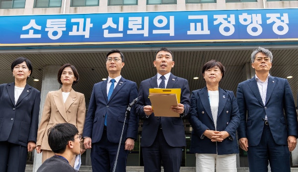 "<b>속옷</b> 차림 반발, 7명 수발 제왕처럼"… <b>윤석열 구치소</b> CCTV 열람