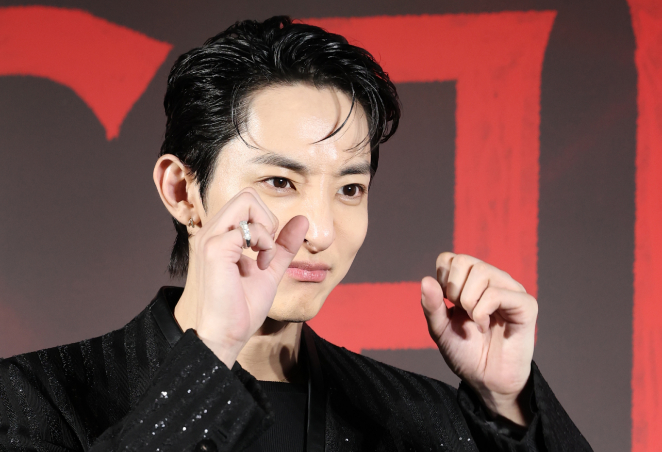 <b>이수혁</b>, <b>중국 팬미팅</b>서 12시간 <b>혹사</b>?… 소속사 사과에도 논란ing