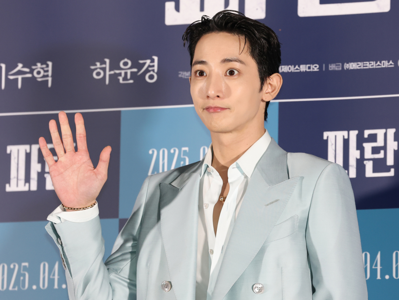 12시간 팬미팅 <b>혹사 논란</b>… <b>이수혁</b> 소속사 "배우 뜻 반영"