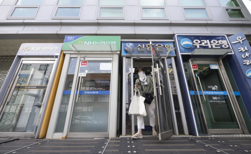 국정자원에 화재 따른 정부기관의 각종 전산 서비스가 중단되면서 주요 금융사들도 긴급 대응 체계 가동에 착수했다. 사진은 주요 은행 ATM기기가 모인 서울시내 한 빌딩 앞. /사진=