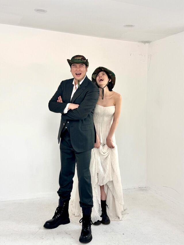 "저 장가갑니다"… <b>이장우</b><b>조혜원</b>, 밀리터리 <b>웨딩화보</b> '화제'