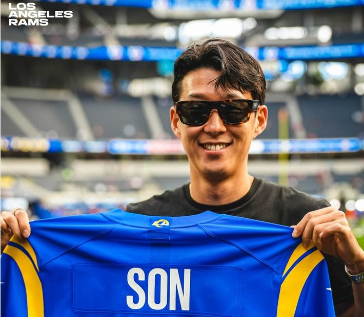 NFL도 '쏘니' <b>열풍</b> 합류… <b>손흥민</b>, LA 램스 홈 경기장 밟았다