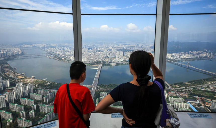 최근 5년동안 조부모가 미성년자인 손주에게 물려준 부동산이 1조5000억원에 달하는 것으로 나타났다. 사진은 서울 송파구 롯데월드타워에서 바라본 한강변 아파트 단지. /사진=뉴스1