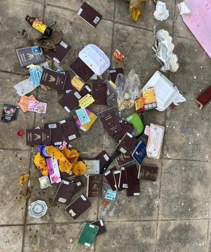 캄보디아 현지 쓰레기통 속 다수의 여권이 발견되며 납치·감금 사건에 대한 공포가 확산되고 있다. 사진은 지난 10일 온라인커뮤니티 등에서 확산된 캄보디아 현지 쓰레기통 속 내용물. /사진=온라인커뮤니티 캡처