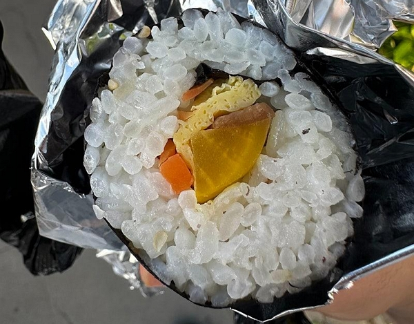 제주 탐라문화제에서 판매한 김밥 가격이 논란이다. 사진은 제주 탐라문화제에서 판매한 4000원짜리 김밥. /사진=보배드림 캡처