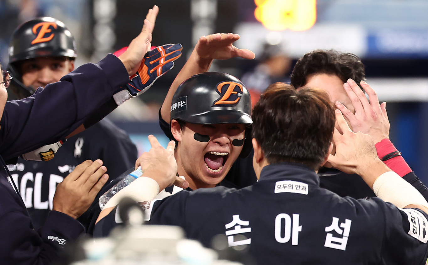 문동주 4이닝 역투·<b>노시환 역전포</b>… <b>한화</b>, PO 3차전서 삼성 제압
