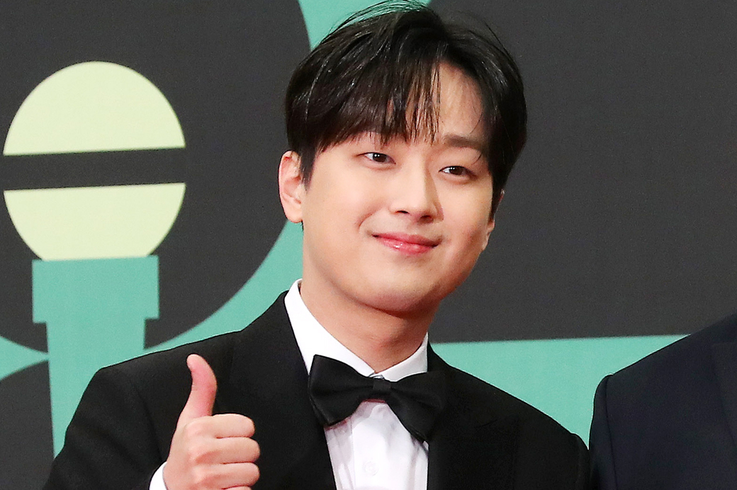 200인분 <b>닭강정</b>을?… <b>이찬원</b>, 고3 후배 응원 나섰다