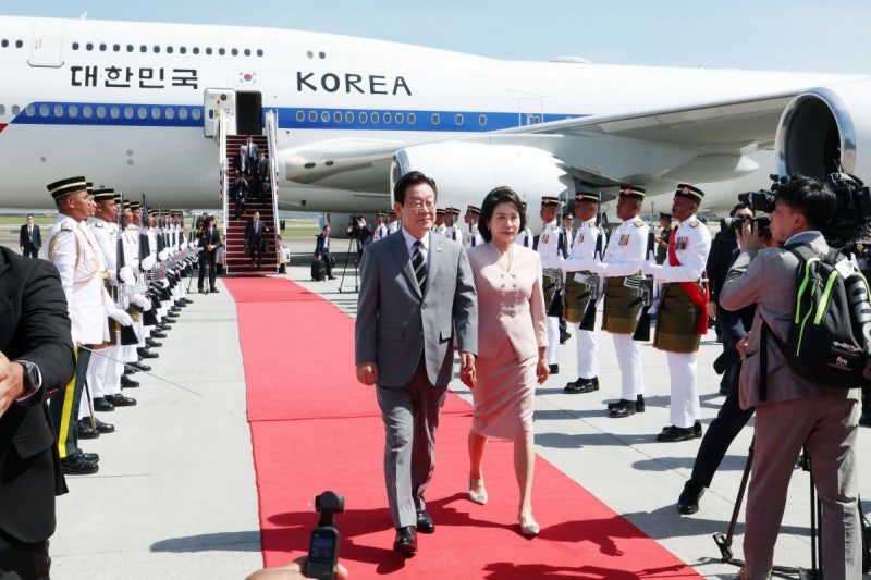 이재명 대통령, <b>말레이시아 도착</b>… 1박2일 <b>아세안</b> 일정 돌입(상보)