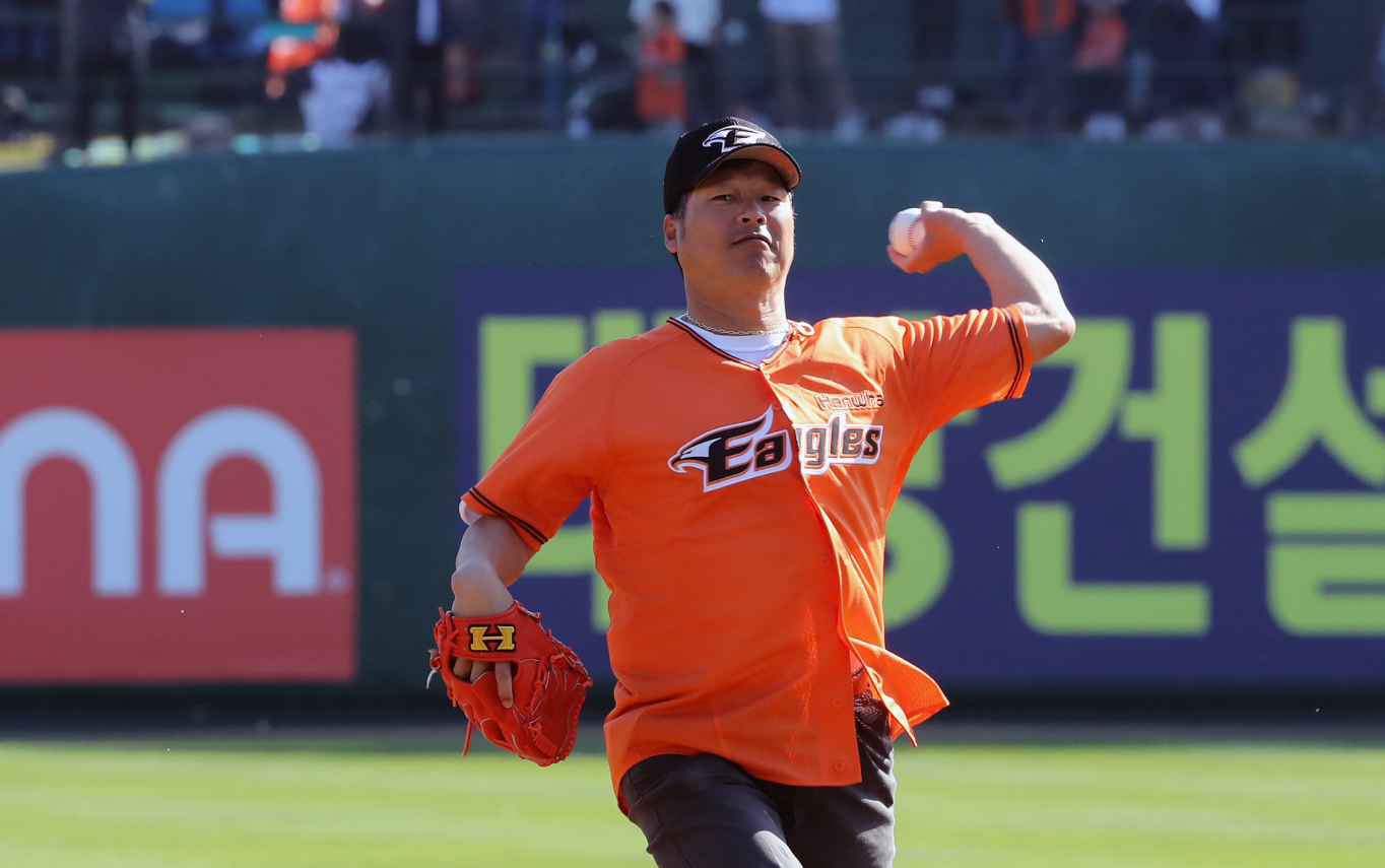 '26년 전 영광 재현'… '한화 레전드' <b>구대성</b>, <b>조경택</b>과 배터리 호흡