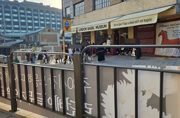 직원 과로사 의혹이 나온 런던베이글뮤지엄은 여전히 사람들로 붐볐다. 사진은 서울 종로구 런던베이글뮤지엄 안국점 앞 차례를 기다리는 손님들 모습. /사진=뉴스1