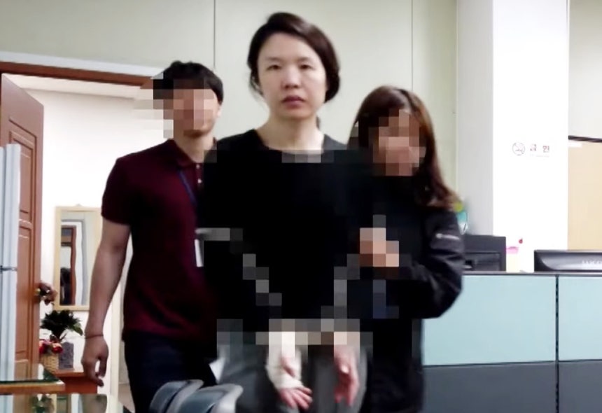 대법원이 살인·사체 손괴·사체 은닉 혐의로 구속기소된 고유정에게 무기징역을 확정했다. 해당 장면은 고유정이 경찰 조사를 받기위해 도착한 모습. /사진=유튜브 채널 '비디오머그' 캡
