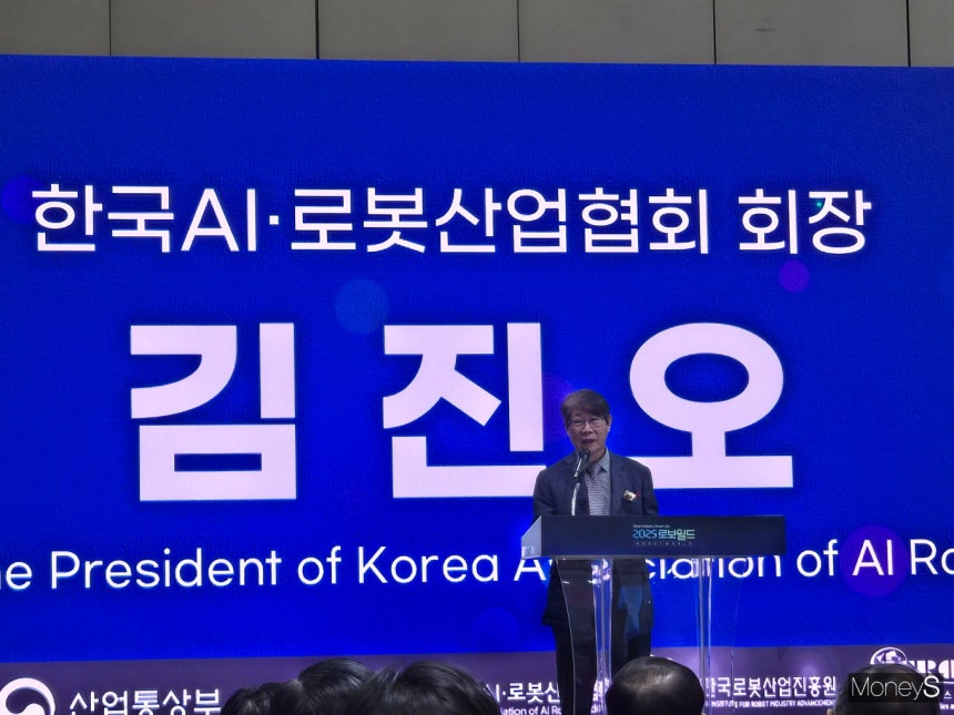 국내 최대 로봇 전시회 ’로보월드 2025’가 5일 일산 킨텍스에서 개막했다. 사진은 김진오 한국AI·로봇산업협회 회장의 모습. /사진=김이재 기자
