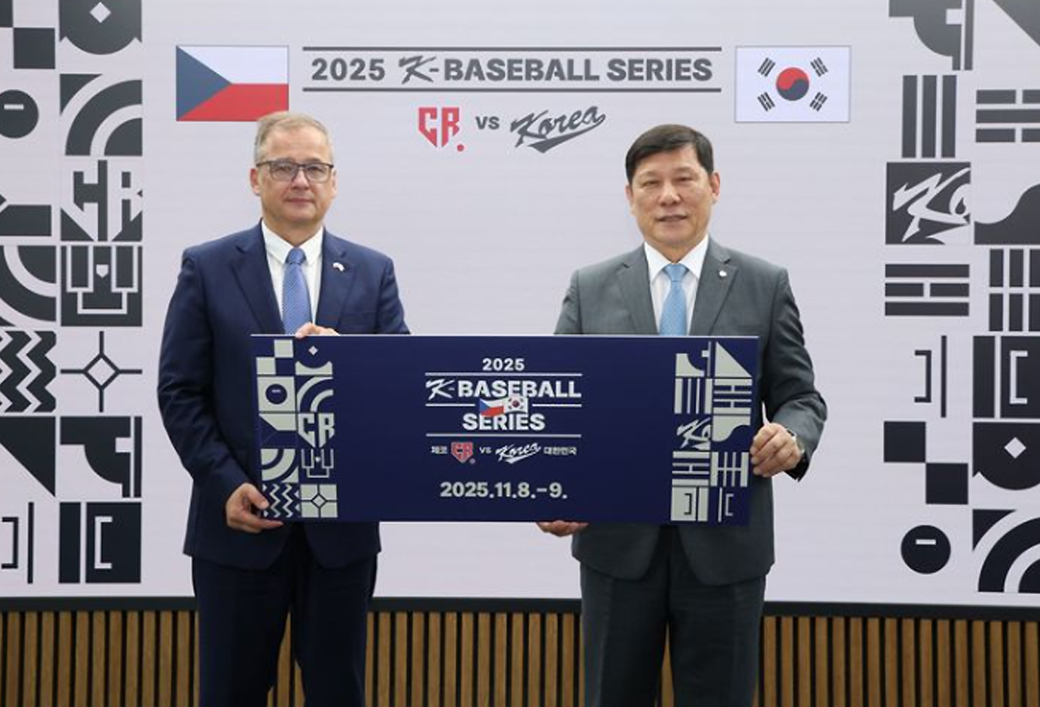 <b>허구연 총재</b>·주한체코대사, K-베이스볼시리즈 1차전 공동 <b>시구</b>