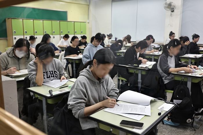 2026학년도 대학수학능력시험(수능) 영어 영역 난이도는 지난해 수능과 지난 9월 모의평가 수준으로 출제됐다고 평가된다. 사진은 13일 서울 광진구 광남고에 마련된 서울시교육청 제