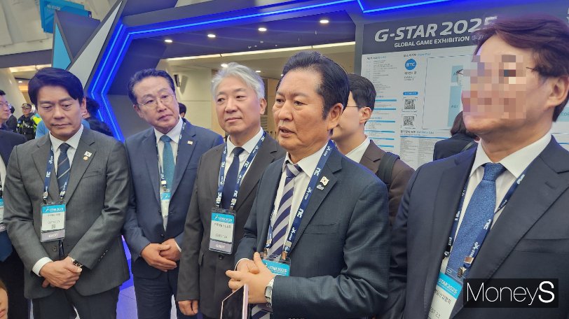 정청래 민주당 당 대표(가장 오른쪽)가 14일 국내 최대 게임전시회 '지스타 2025' 현장을 찾아 소감을 밝히고 있다. /사진=양진원 기자