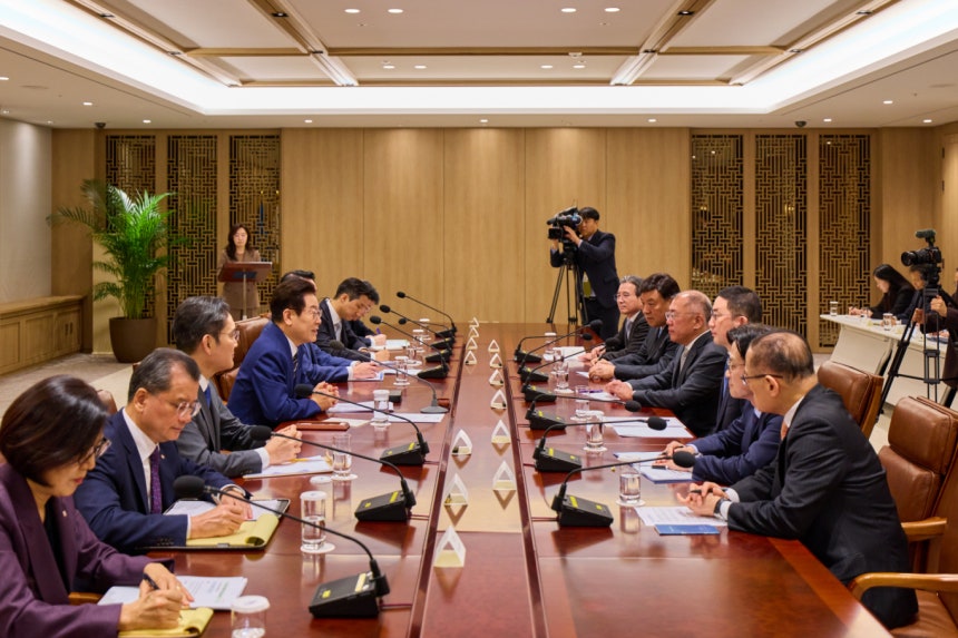 국내 주요 기업들이 향후 5년 동안 국내에 총 833조원 규모의 대규모 투자를 단행할 것을 약속했다. 사진은 이재명 대통령이 16일 서울 용산 대통령실 청사에서 열린 한미 관세협상