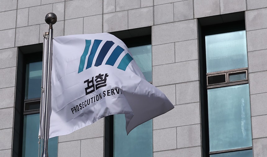  After the controversy over the prosecution's decision not to appeal, the Ministry of Justice appointed Park Chul-woo, head of the Anti-Corruption Division at the Supreme Prosecutor's Office, as the head of the Seoul Central District Prosecutors' Office, among other high-level personnel appointments. The photo shows the flag of the prosecution waving at the Supreme Prosecutor's Office in Seocho-gu, Seoul, on the 11th. /Photo=News1