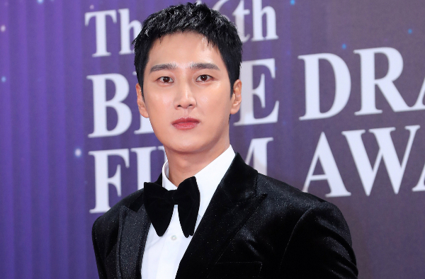 "빛내준 임윤아 고마워"…<b>안보현</b>, '<b>청룡영화상</b>' 신인남우<b>상 수상</b>