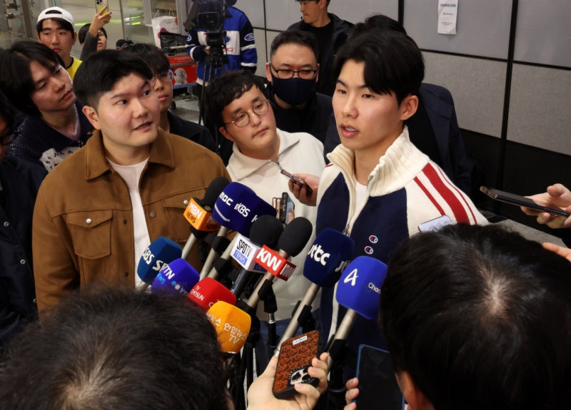 "미숙한 언행·태도 죄송"… '<b>부친</b> 빚투 <b>논란</b>' <b>김혜성</b>, 고개숙여 사과