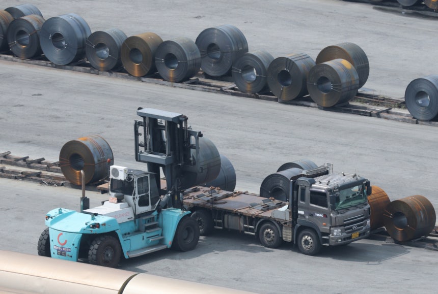 지난 27일 K스틸법이 국회를 통과했지만, 원가 상승의 주 원인인 전기료 인하 방안은 포함되지 않아 업계 시름이 깊어지고 있다. 생존이 위협받는 상황에서는 친환경 설비 투자조차 쉽지 않다는 지적이다. /사진=뉴스1