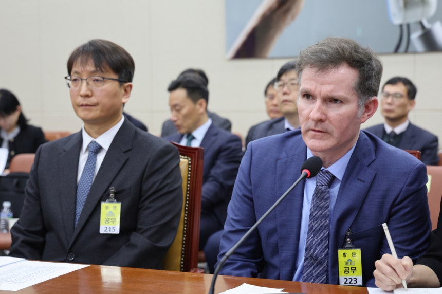 브랫 매티스 쿠팡 최고정보보안책임자(CISO)가 2일 서울 여의도 국회 과학기술정보방송통신위원회에서 열린 쿠팡 침해사고 관련 현안 질의에서 의원 질의에 답변하고 있다.  왼쪽은 박대준 쿠팡 대표이사. /사진=뉴스1