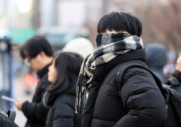 10일 전국에 구름이 많다가 밤부터 차차 흐려지겠다.사진은 전국 대부분 기온이 영하권의 추운 날씨를 보인 지난 3일 서울 종로구 광화문네거리에서 두터운 옷차림을 한 시민들이 발걸음을 옮기고 있는 모습./사진=뉴스