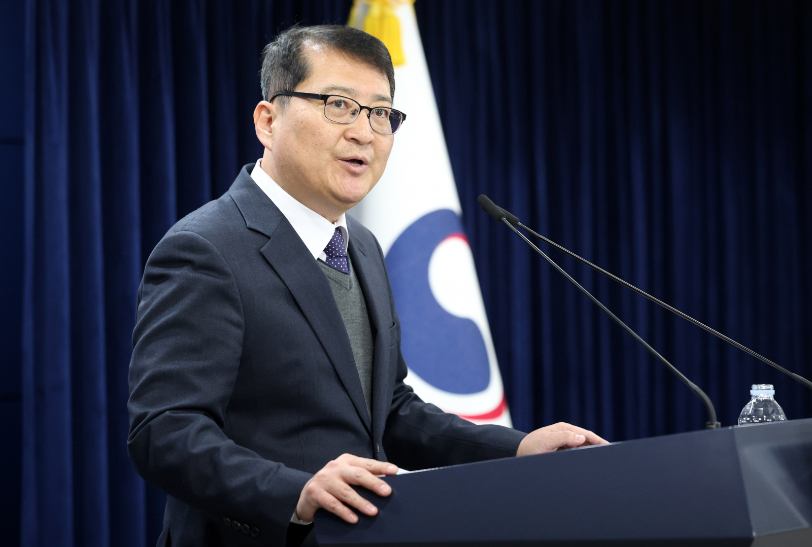 김경우 과학기술정보통신부 전파정책기획과장이 10일 오후 서울 종로구 정부서울청사에서 이동통신 주파수 재할당 세부 정책방안과 관련 브리핑을 하고 있다./사진=뉴시스