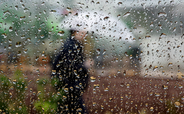 11일은 전국 대부분 지역에 비 또는 눈이 오겠다.사진은 전국 대부분 지역에 비가 내린 지난달 27일 서울 종로구 일대에서 창 밖으로 우산을 쓴 시민이 발걸음을 옮기고 있는 모습./사진=뉴스1