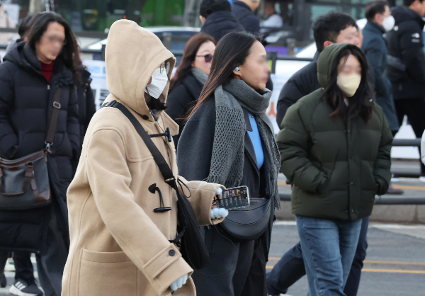 오는 12일은 영하권 추위가 이어지겠다.사진은 영하권의 기온을 보인 지난 9일 오전 서울 종로구 세종대로 사거리에서 두터운 외투를 입은 시민들이 출근길을 나서고 있는 모습./사진=뉴스1