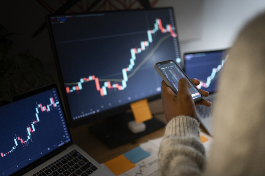 국내 상장주식에 투자한 외국인이 11월 기준 코스피에서 13조4910억원을 팔고 코스닥에서는 1180억원을 사들여 6개월 만에 순매도 전환된 것으로 나타났다./사진=클립아트코리아