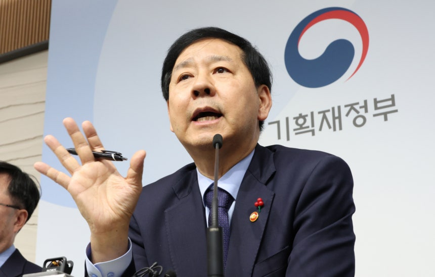 정부가 반도체 등 국가첨단전략산업의 잠재성장률을 끌어올리기 위해 산업자본의 금융업 소유를 제한하는 '금산분리' 원칙을 부분적으로 완화한다.사진은 구윤철 부총리 겸 기획재정부 장관이 지난 11일 세종시 정부세종청사에