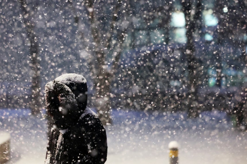 전국 대부분 지역에서 영하권 강추위가 이어진다.사진은 첫눈이 내린 지난 4일 오후 서울 광화문 네거리에서 퇴근길 시민들이 발걸음을 재촉한 모습./사진=뉴스1